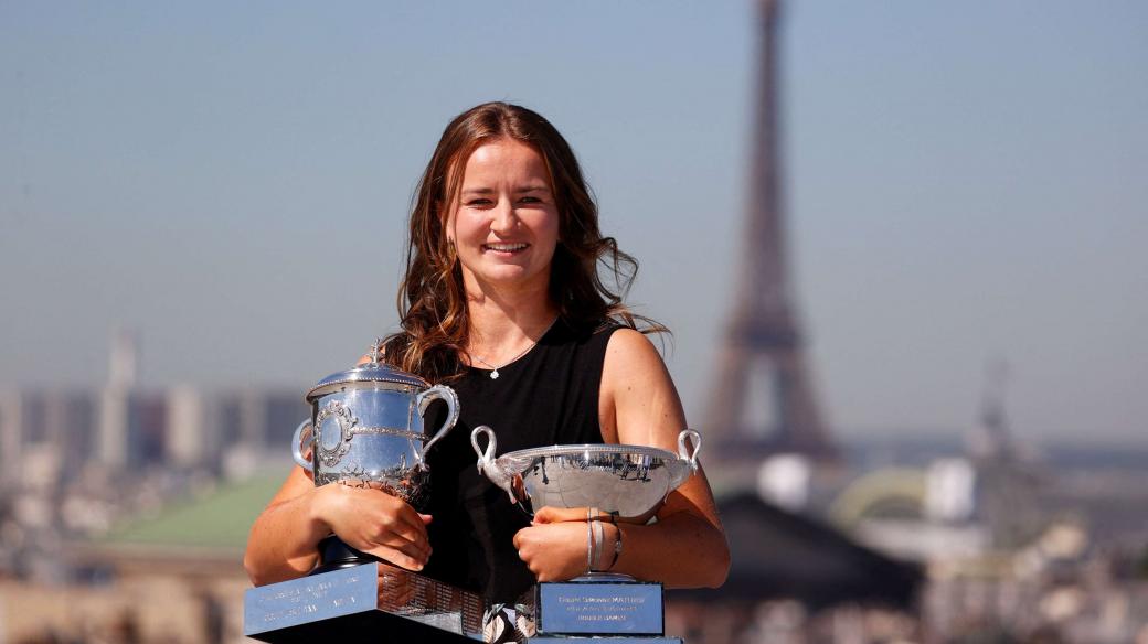 Barbora Krejčíková na Roland Garros zvítězila ve dvouhře i čtyřhře jako sedmá žena v historii