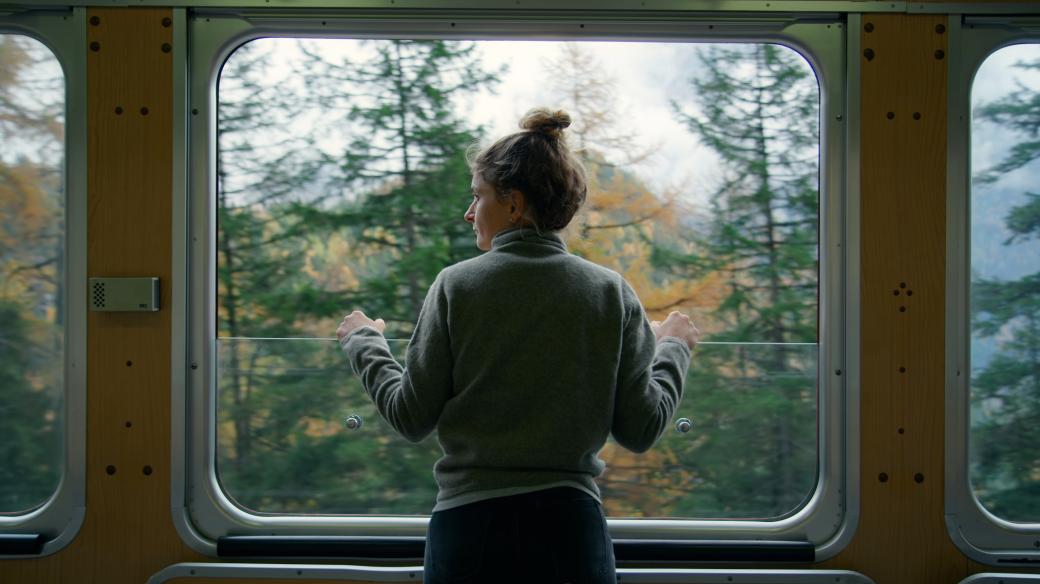Teenager u okna ve vlaku, film (ilustrační foto)