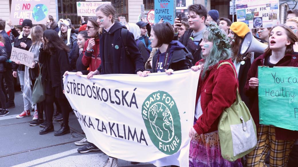 Za klima stávkovaly tisíce studentů v Praze