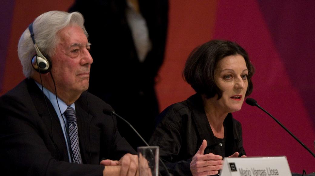 Peruánský spisovatel Mario Vargas Llosa a německá spisovatelka s rumunskými kořeny Herta Müllerová