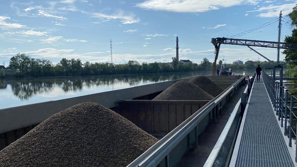 Místo tisíců kamionů z pískovny v Nučničkách vozí materiál na stavbu metra D lodě