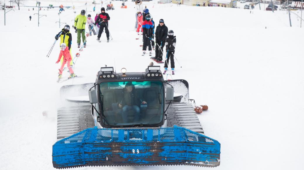 Ve skiareálu v Hlubočkách nedaleko Olomouce nabízejí lyžařům vytažení na vrchol sjezdovky pomocí rolby