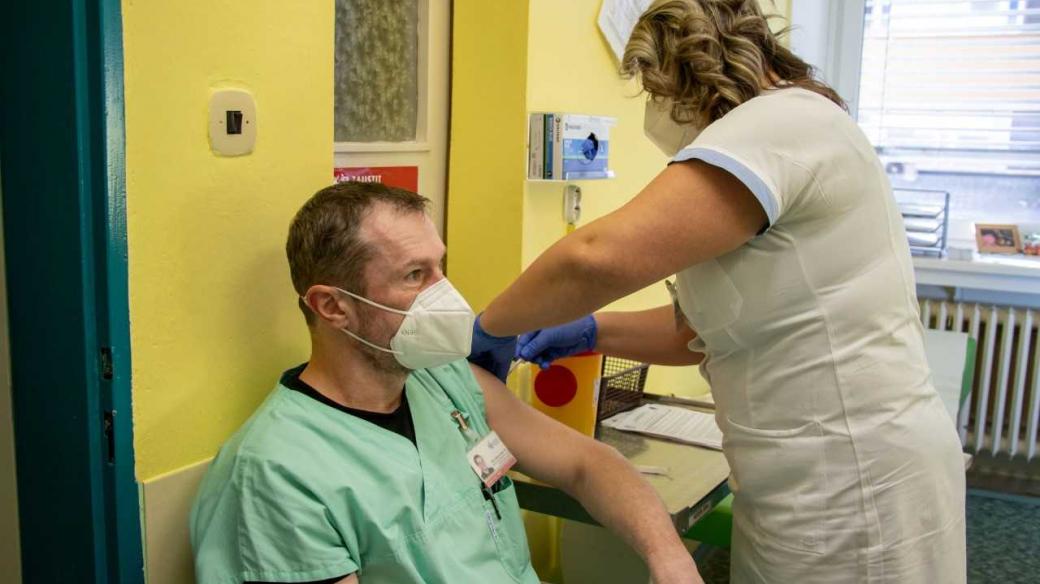 Očkování zdravotníků proti covid-19