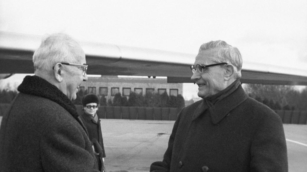 Michail Suslov (vpravo) a Gustáv Husák na letišti Vnukovo v roce 1978