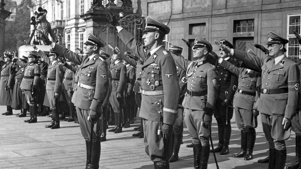 Pražský hrad v neděli 28. září 1941 dopoledne. SS-Gruppenführer Reinhard Heydrich se právě oficiálně ujal vlády nad protektorátem Čechy a Morava