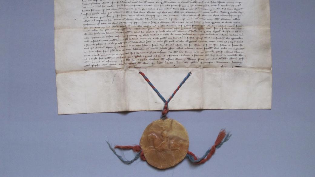 Okresní archiv v Kadani vystavuje vzácnost – 700 let starou listinu s pečetí Jana Lucemburského