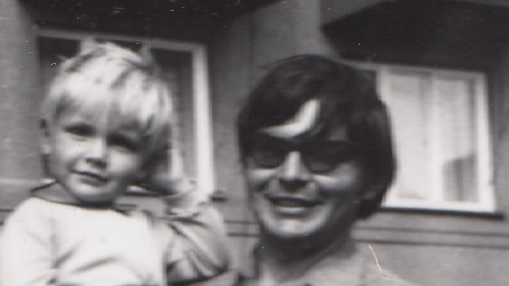 Miroslav Jeník se svým synem v první polovině 70. let 20. století. Na očích má černé brýle, které musel nosit poté, co utrpěl zranění při výbuchu ruské cisterny v Desné