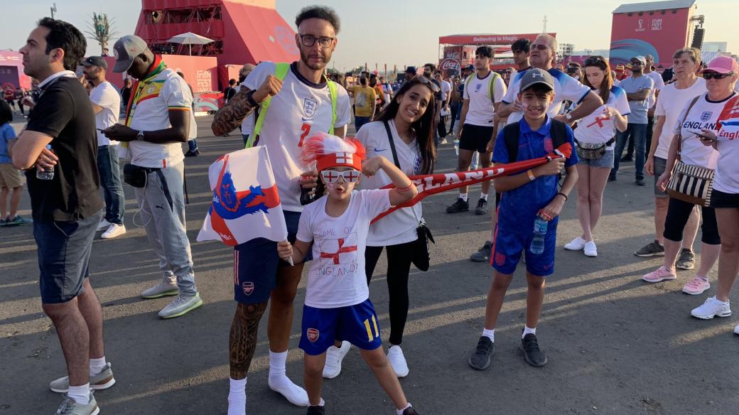 Fanoušci Anglie ve fanzóně v Kataru