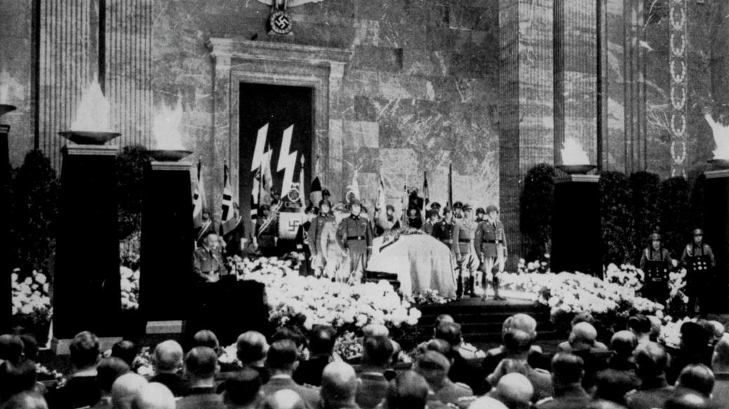 Smuteční průvod následně prošel z Hradu přes Karlův most až na Hlavní nádraží, odkud byla rakev převezena do Berlína. Zde se 9. června 1942 uskutečnila závěrečná část Heydrichova pompézního pohřbu
