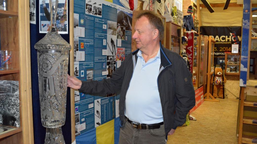 Pavel Ploc v harrachovském lyžařském muzeu u trofeje, kterou v roce 1983 na Mistrovství světa ve skocích na lyžích jen těsně nevybojoval