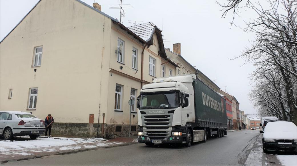 Kamion projíždí přes centrum Českých Velenic, tranzitní doprava, nákladní automobil