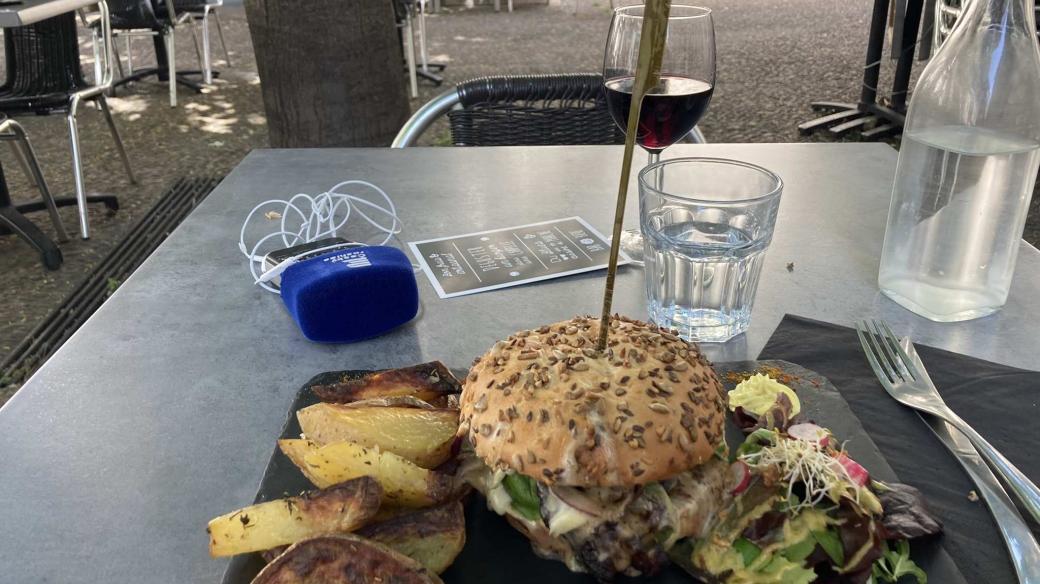 Hamburger s pepřovou omáčkou a bramborami v avignonské restauraci Le Potard