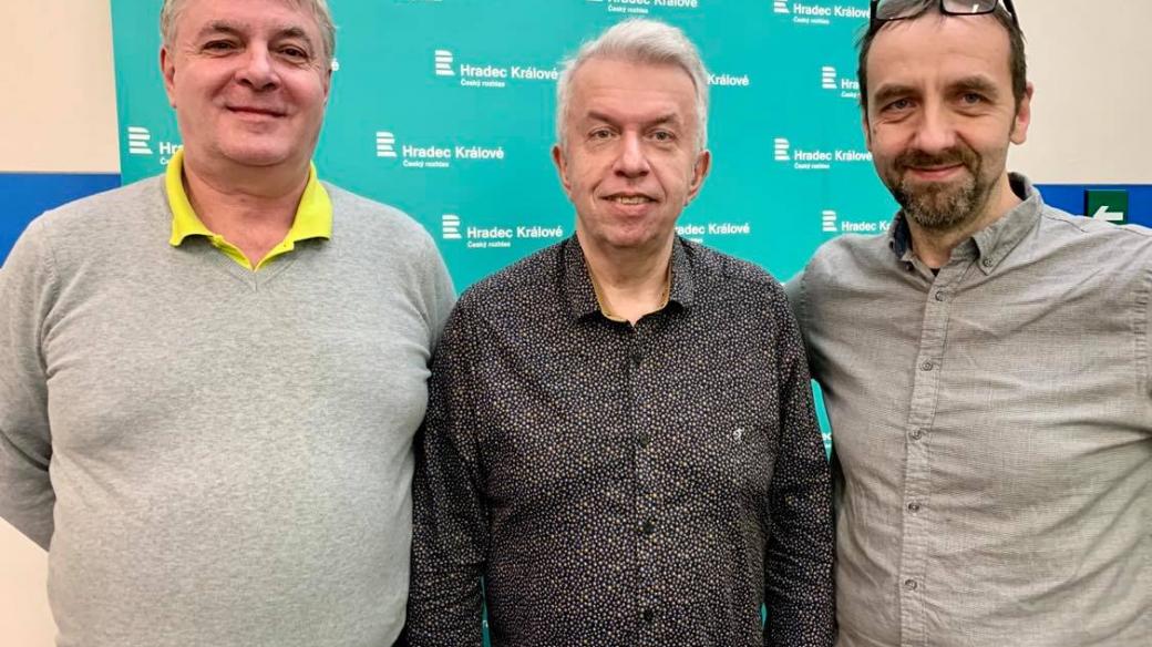 Josef Zikmund, Jaroslav Svěcený a Tomáš Katschner ve studiu Českého rozhlasu Hradec Králové
