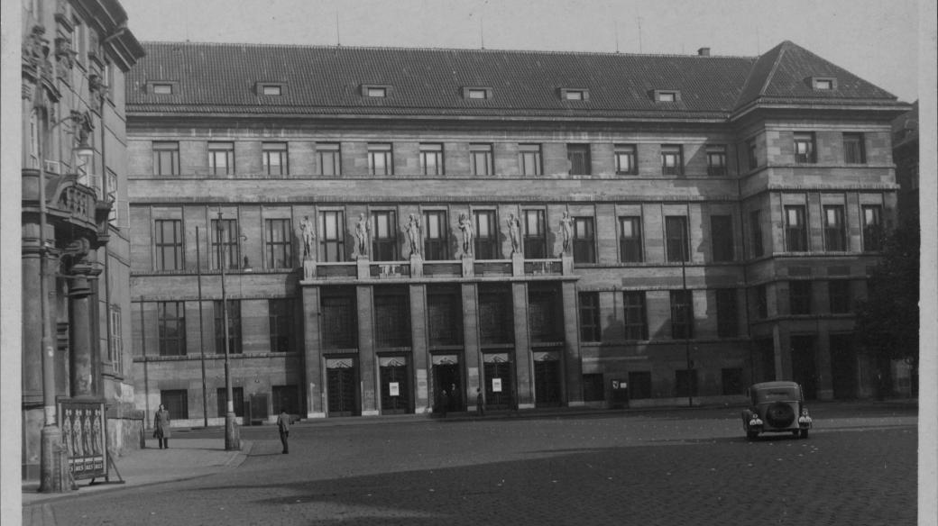 Budova městské knihovny v Praze po dokončení ve dvacátých letech dvacátého století