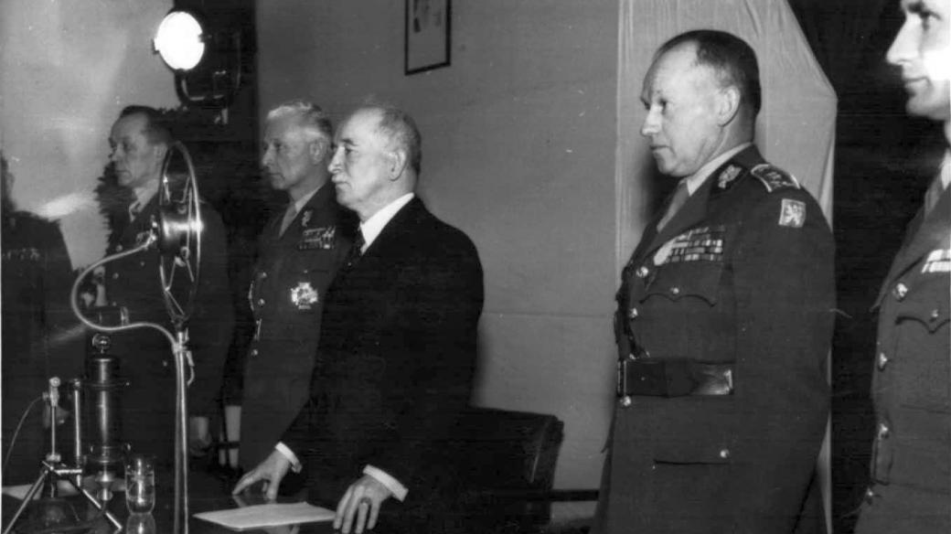 Edvard Beneš s příslušníky armády