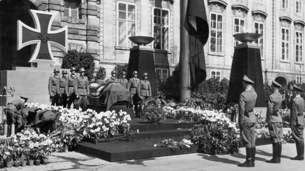 O půlnoci z 6. na 7. června 1942 byla rakev s tělem zastupujícího říšského protektora převezena za svitu pochodní na Pražský hrad. Zde byla od ranních hodin 7. června vystavena před Matyášovou bránou