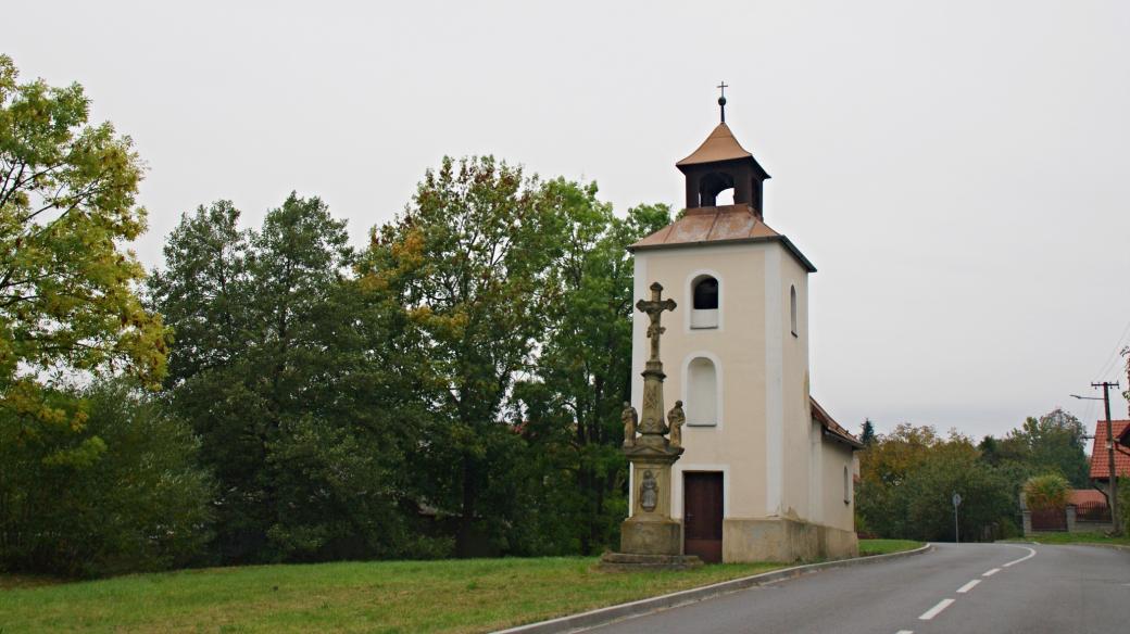 Kaple v někdejší samostatné obci Dešná je zasvěcena Panně Marii Sedmibolestné