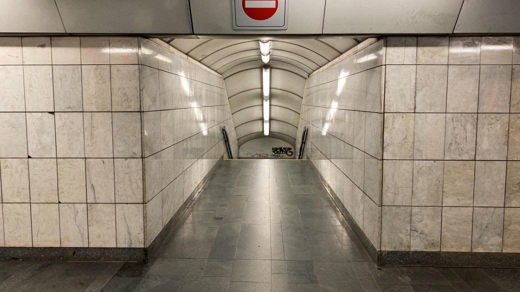 Liminální místa jsou typicky prázdná – přestupová chodba metra A Muzeum