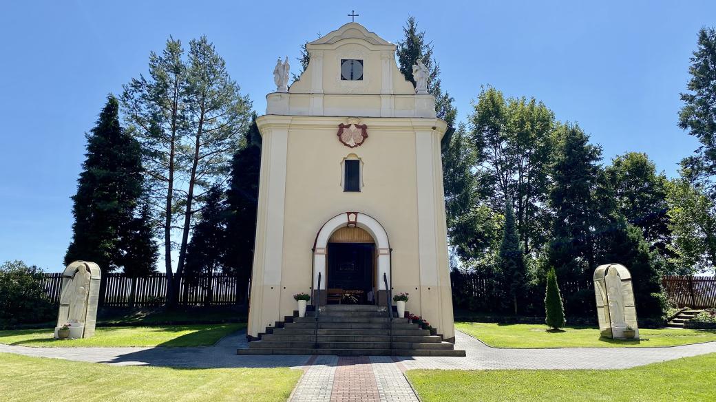 Na nádvoří zámečku v Mendryce stojí kaple sv. Huberta