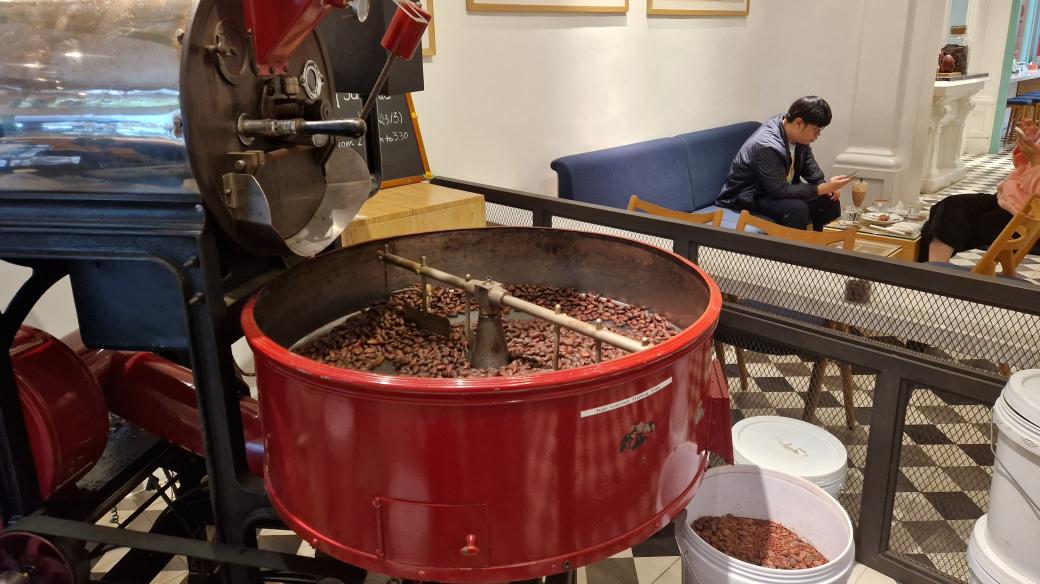 Pražení kakaových bobů trvá déle než u kávy. Zásadní je udržet jejich originální aroma