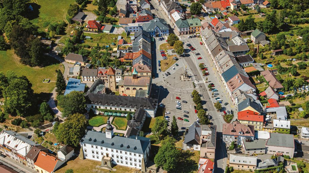 Letohrad vznikl v roce 1950 sloučením čtyř samostatných obcí - Kyšperka, Orlice, Kunčic a Rotneka. Dominantu náměstí tvoří zámek a barokní kostel sv. Václava