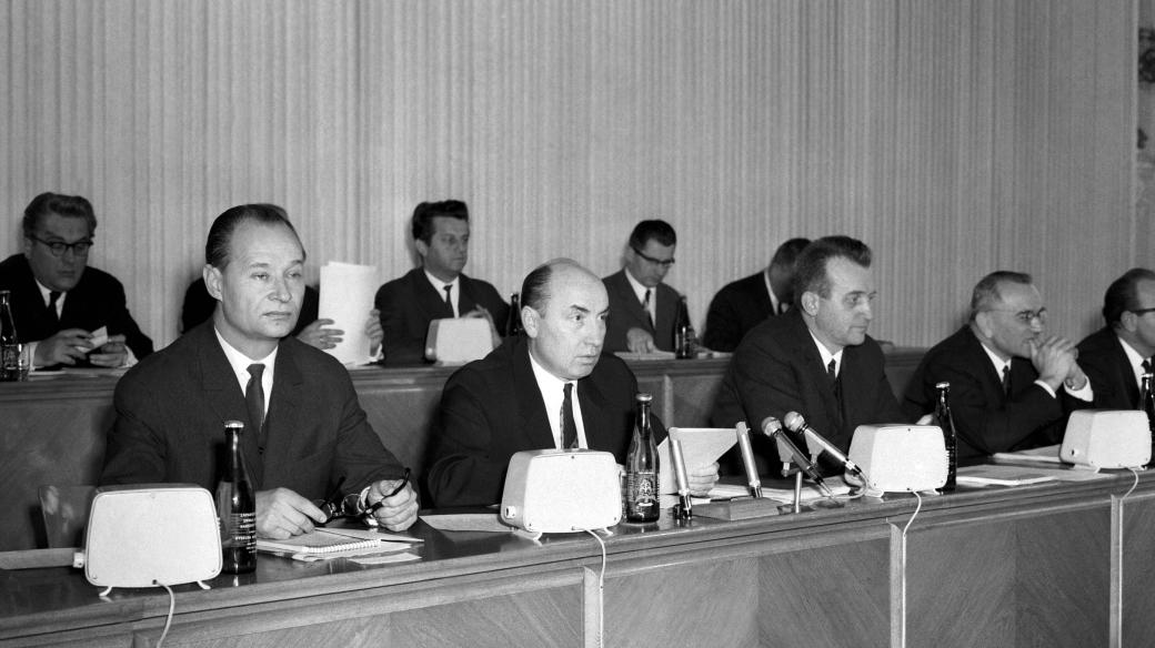 Projednání návrhu akčního programu KSČ 1. dubna 1968. V předsednictvu zleva Alexander Dubček, Oldřich Černík, Jozef Lenárt a Bohuslav Laštovička