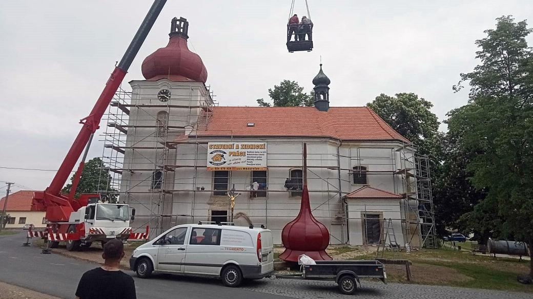 Na kostel ve Zvíkovci se vrátila zrekonstruovaná báň