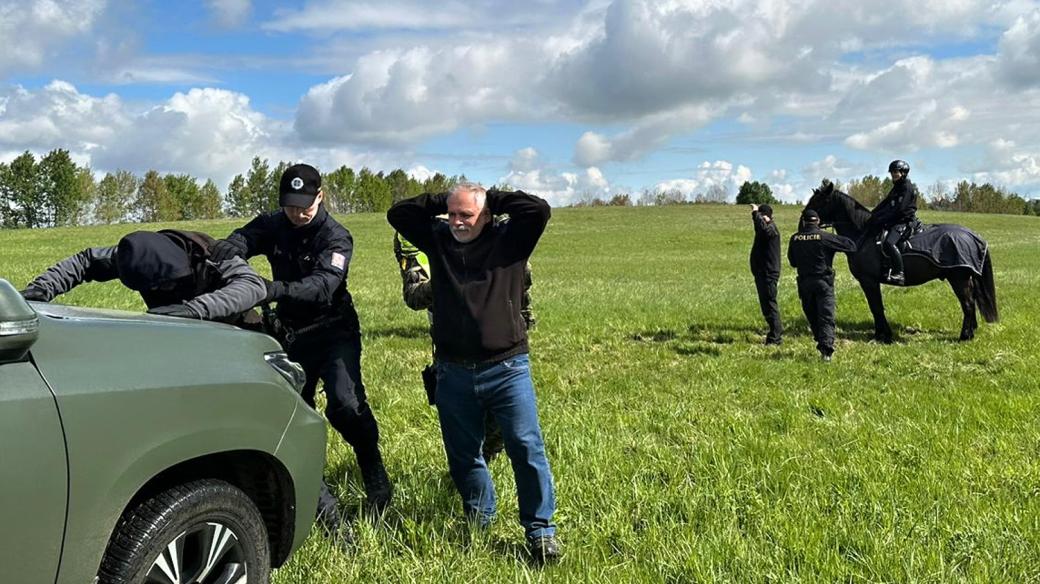 Policisté s vojáky trénovali u polských hranic zadržování nelegálních migrantů