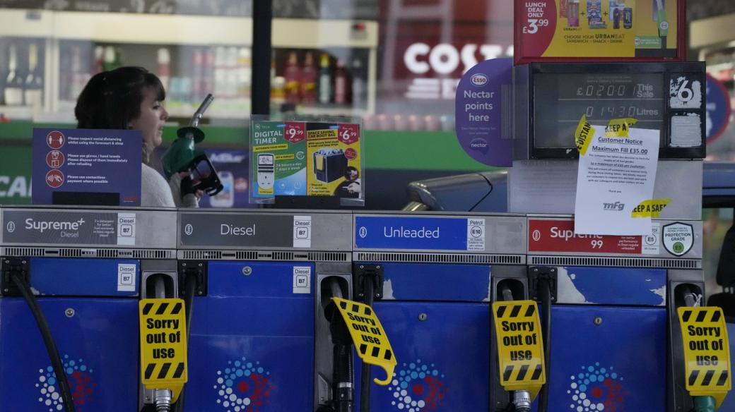 Británie se potýká s krizí dodávek do benzínových pump