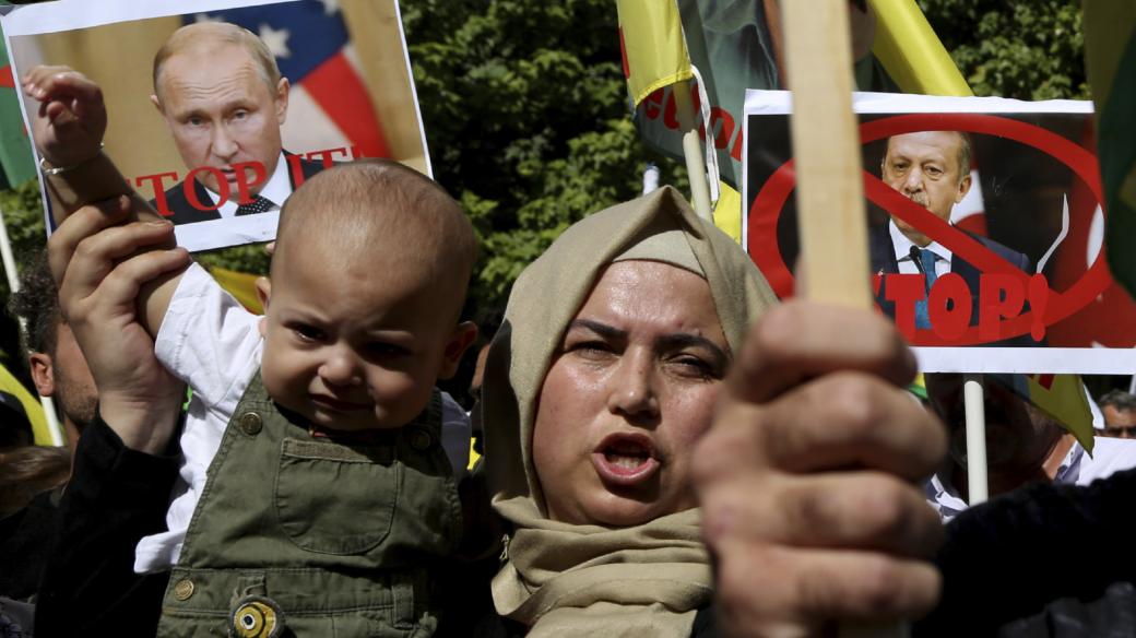 Kurdská žena protestuje proti vojenské operaci Turecka