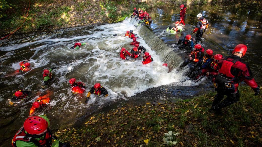 Profesionální hasiči nacvičovali u Zvole nedaleko Jaroměře záchranu osob tonoucích na jezu řeky