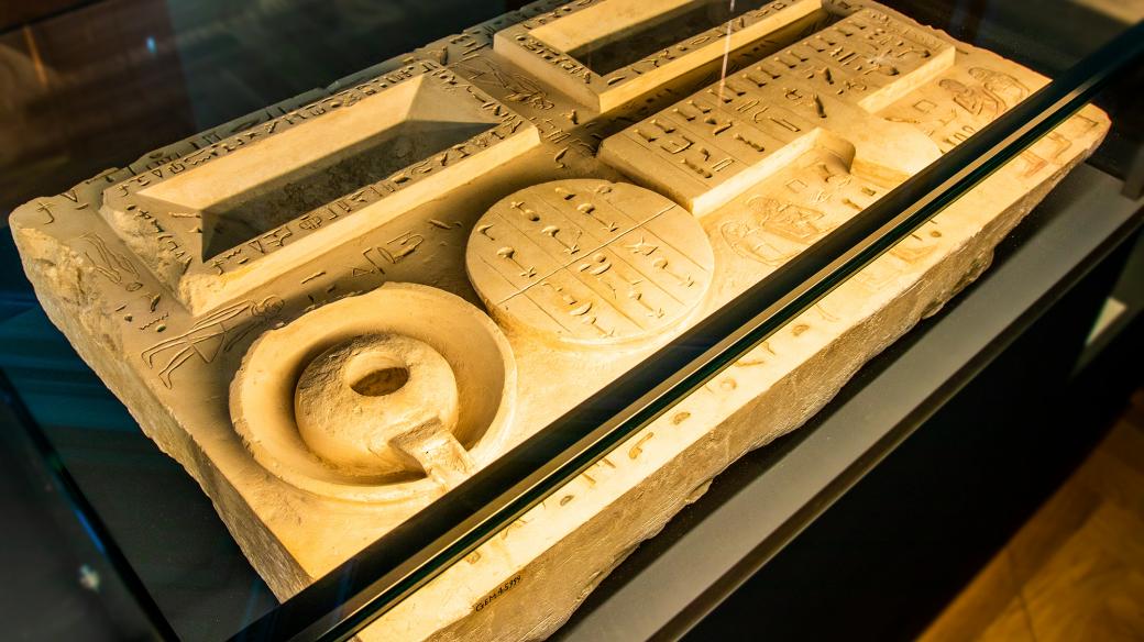 Sanchuptahův oltář, expozice Sluneční králové