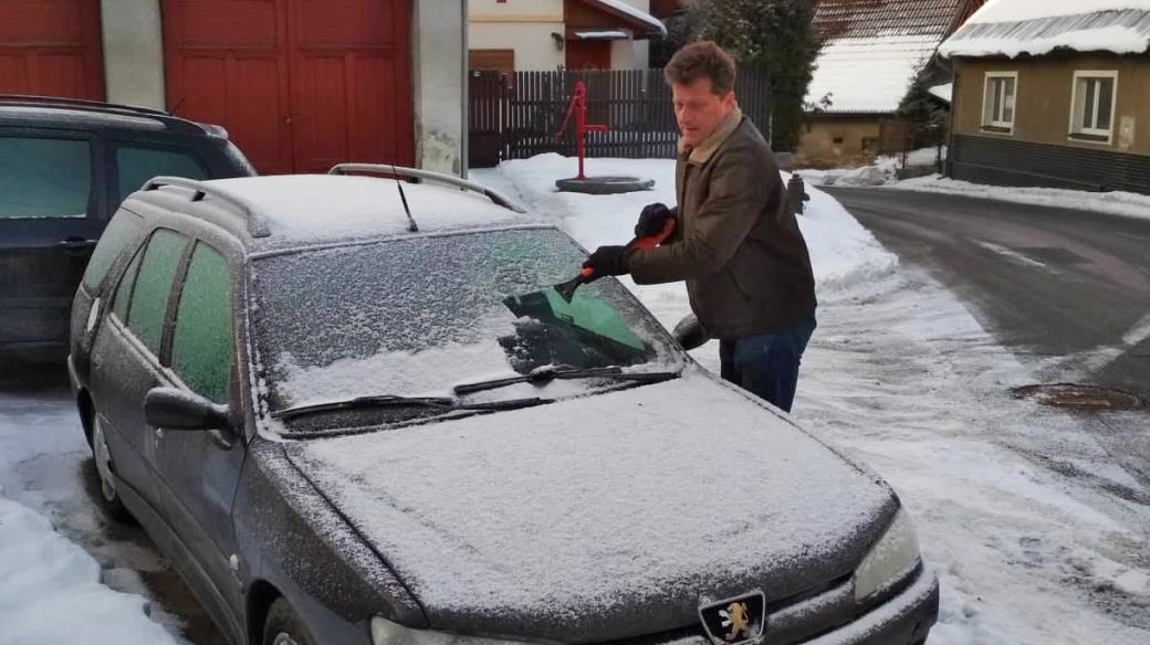 Očistit auto od čerstvého sněhu a odstranit z něj námrazu zabere nějaký čas, před výjezdem je třeba s tím počítat