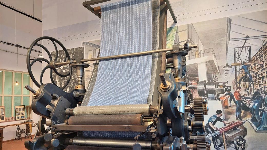 Šestibarevný válcový tiskařský stroj