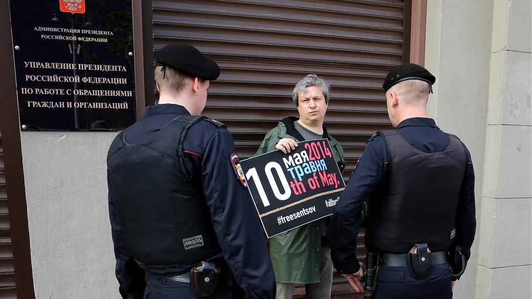 Ruský filmový kritik Anton Dolin při protestu na podporu uvězněného režiséra Olega Sentsova