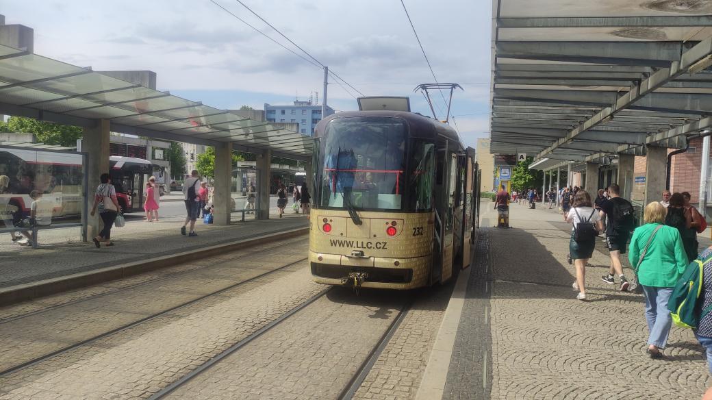 Tramvaj na zastávce u hlavního nádraží v Olomouci