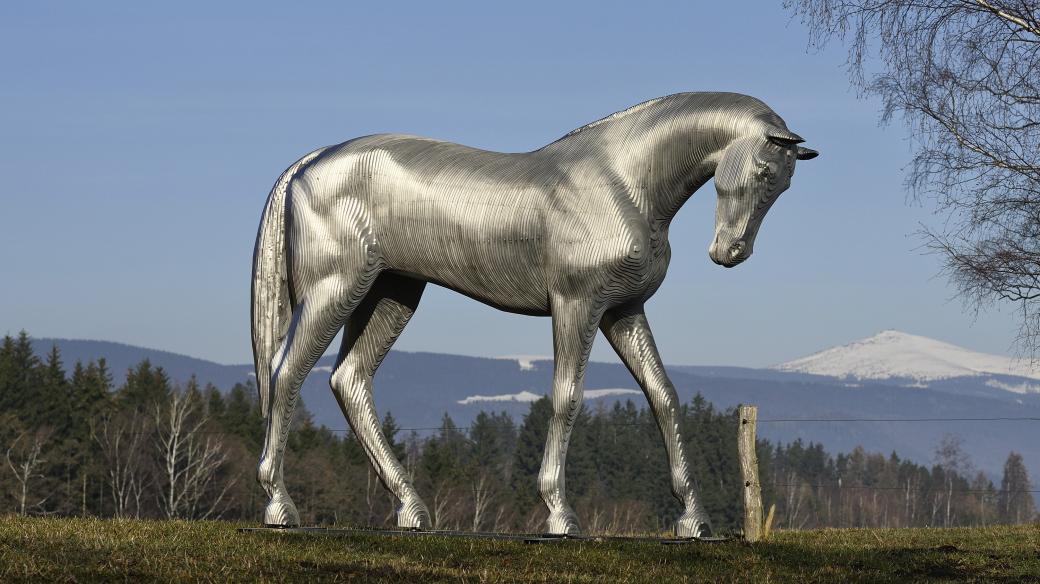 Nerezová socha koně autora Michala Gabriela