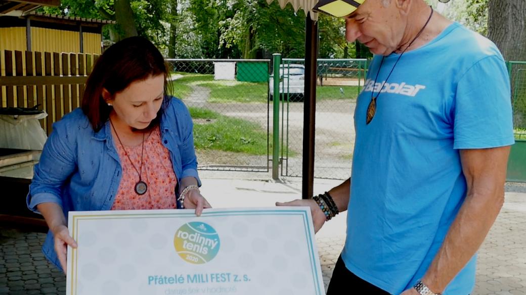 Dari Puspa Kabardina předává šek na Mili Festu