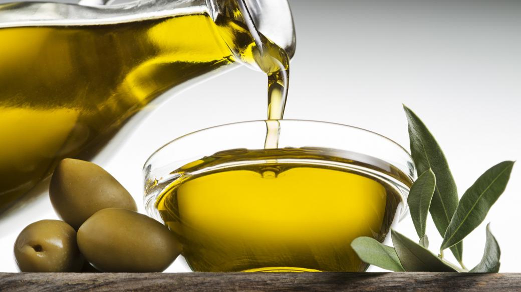 Olivový olej, olivy, středomořská kuchyně. Ilustrační foto