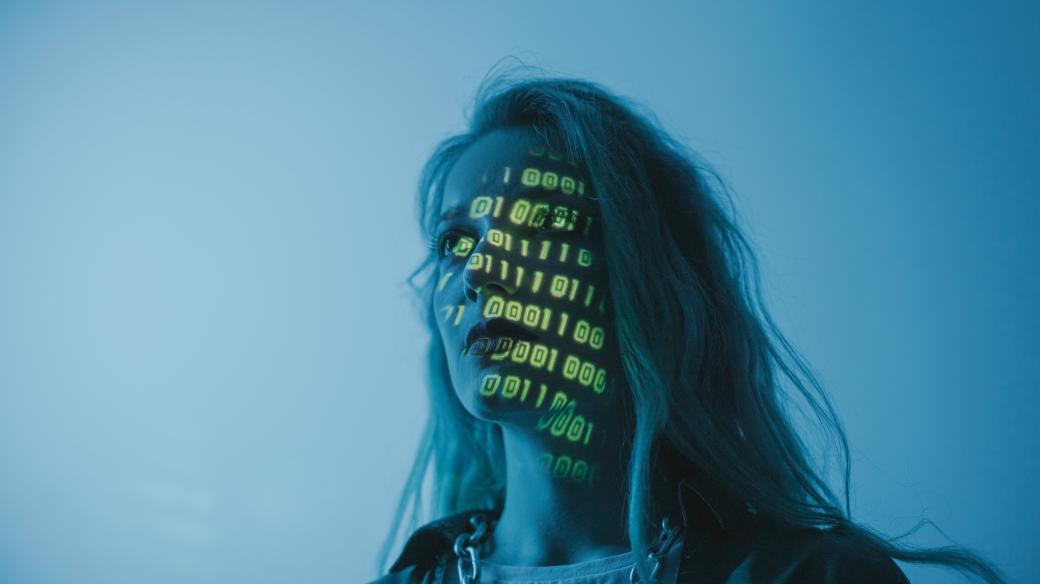 AI žena umělá inteligence kódování programování