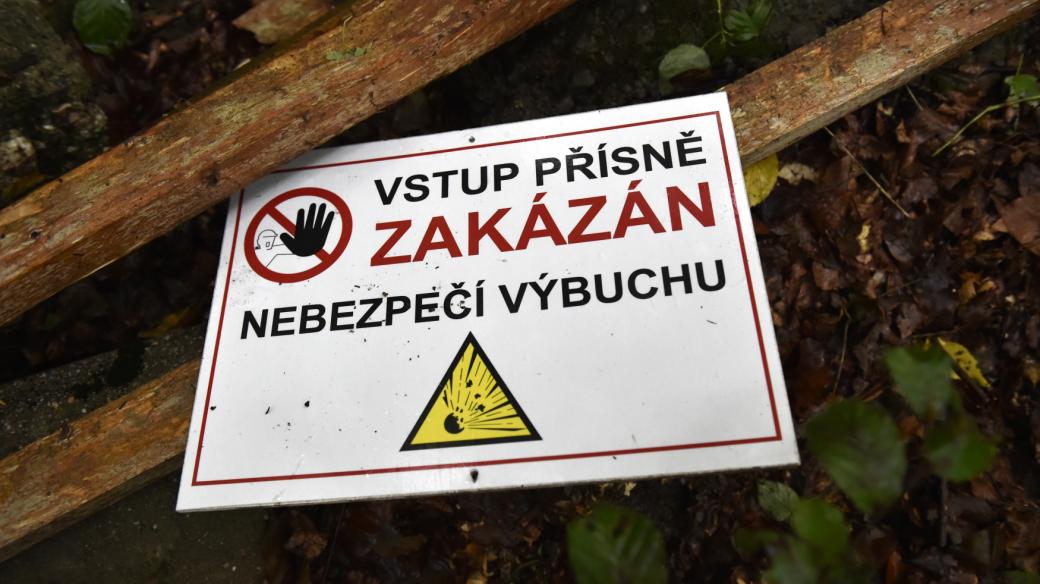 Vlachovice-Vrbětice. cedule během uzavření oblasti z důvodu odstrańování munice po výbuchu 2014