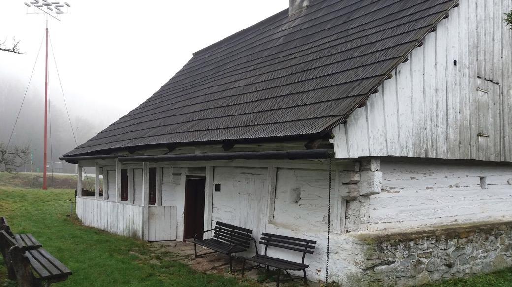 V místě historické roubenky na okraji města stával rodný domek Prokopa Diviše, vynálezce bleskosvodu