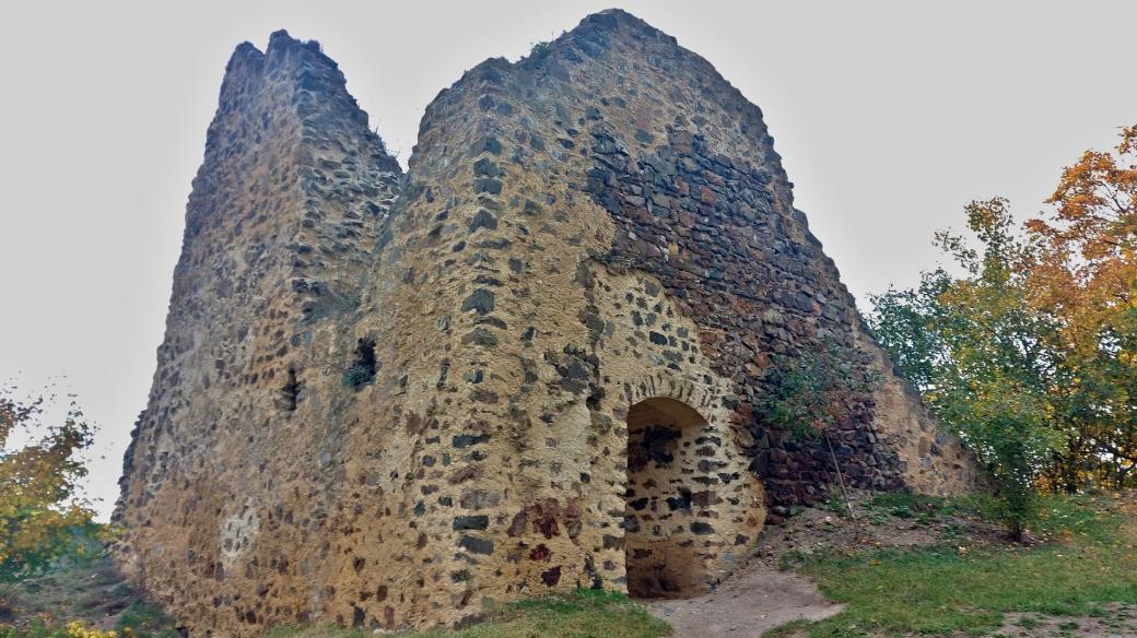 Torzo obytné věže hradu Týřov