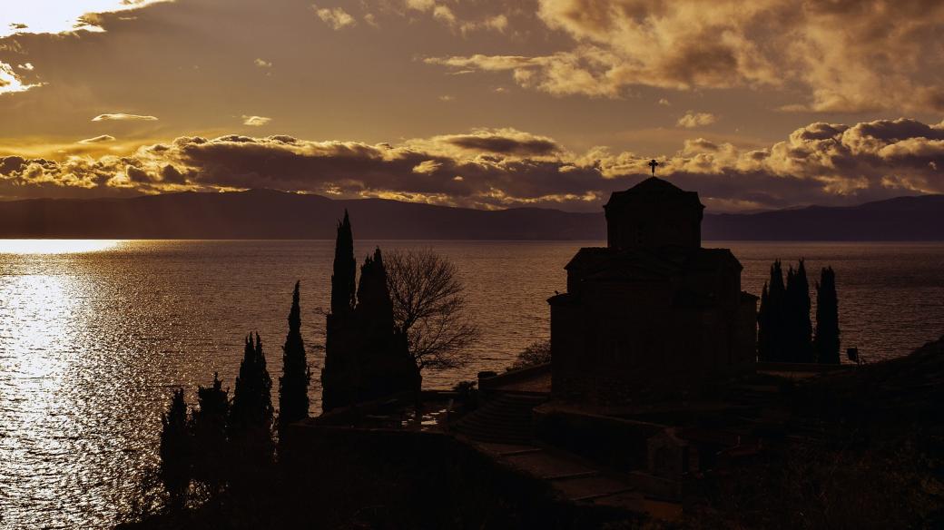 Pohled na Ochridské jezero s kostelem sv. Jana Evangelisty v severomakedonském Ochridu