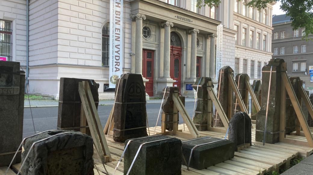 Na silnici před muzeem jsou místo aut staré německé náhrobky ze zrušeného hřbitova v Zubrnicích