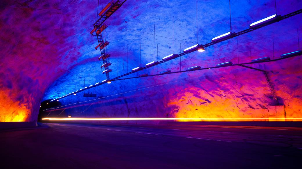 Nasvícení Lærdalského tunelu má pomáhat řidičům cítit se lépe