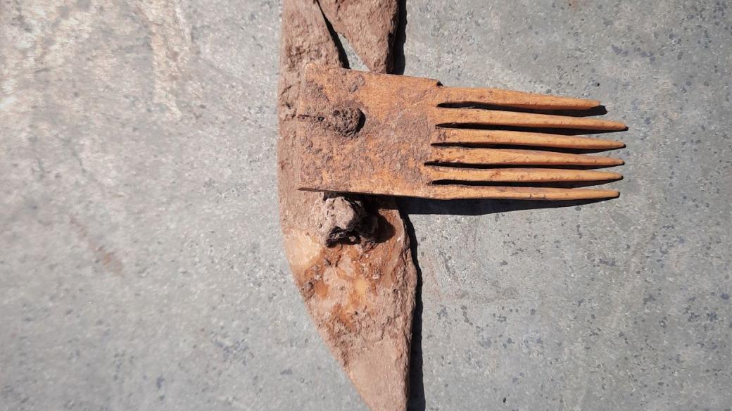Archeologický průzkum na stavbě dálnice D6 u Hořoviček  - zbytky germánského hřebenu