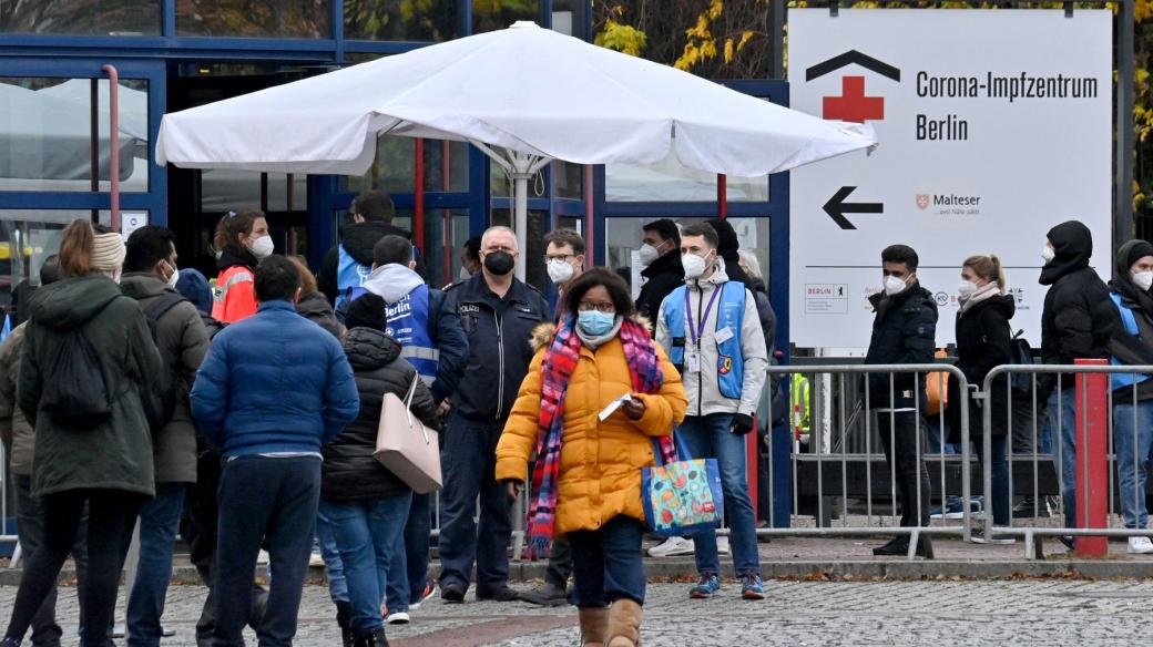 Lidé čekají ve frontě před očkovacím centrem v Berlíně