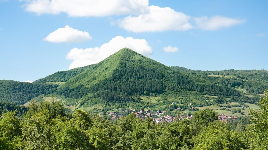 Vrch Visočica nad městem Visoko v Bosně a Hercegovině, považovaný nekritickými nadšenci za hlínou a vegetací pokrytou pyramidu, postavenou v pravěku neznámou civilizací