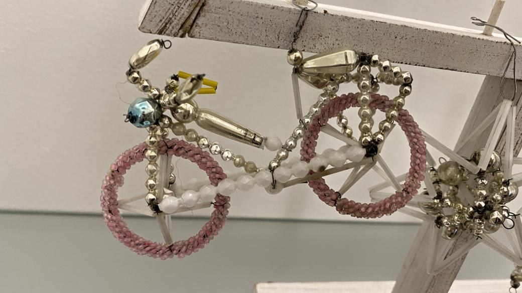 Motorka ze skleněných perliček patří mezi tradiční vánoční ozdoby